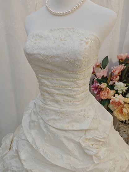 Glamorous Strapless White Lace Beaded Satin Pleated Long Wedding Dress Bridal Dresses With Floral SP2261