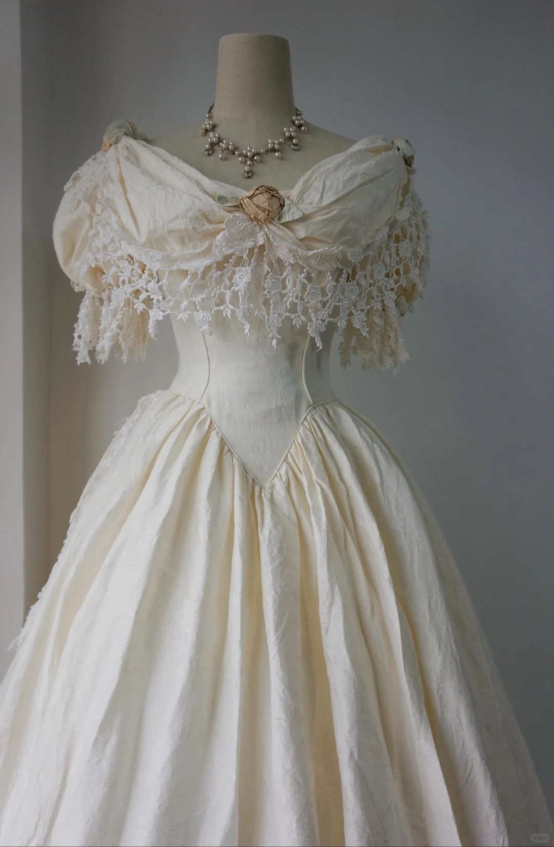 Vintage White Satin Lace Ball Gown Long Wedding Dress Bridal Dress SP4095