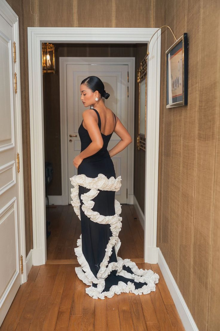 Elegant Black Satin Mermaid White Pleated Ruffle Long Party Dress Prom Dresses SP4007