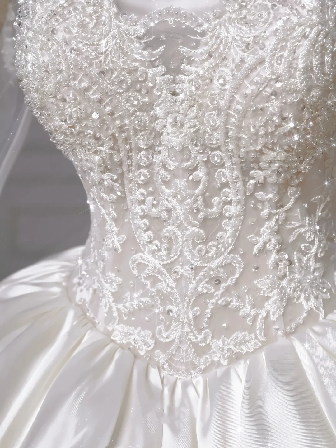 Gorgeous White Satin Lace Appliques Long Wedding Dress Y8607