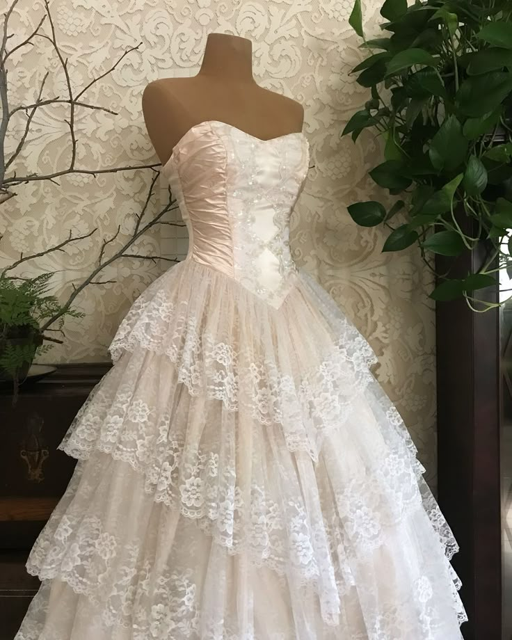 Vintage Lace Appliques Tiered Long Wedding Dress Y8287