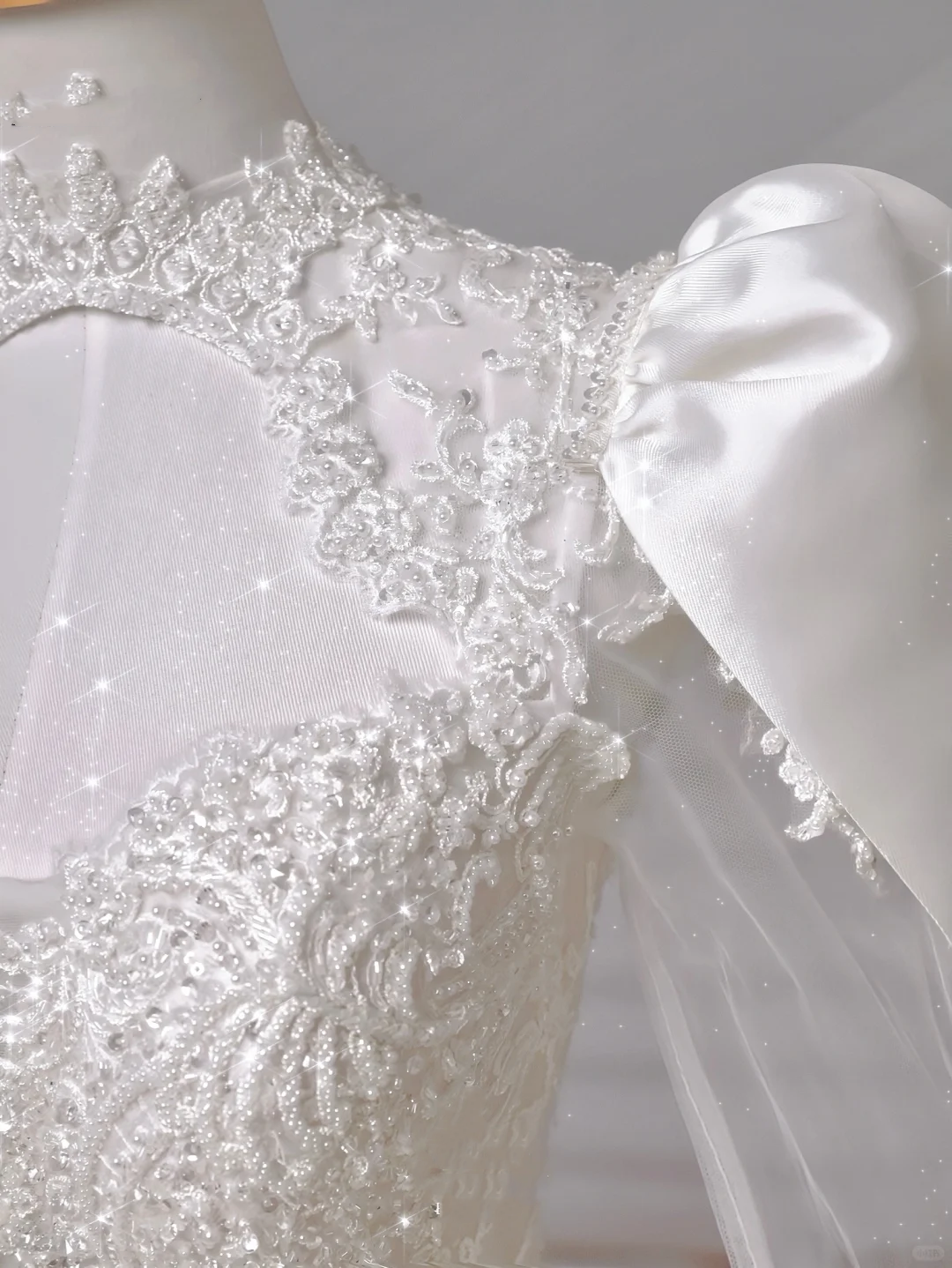 Gorgeous White Satin Lace Appliques Long Wedding Dress Y8607