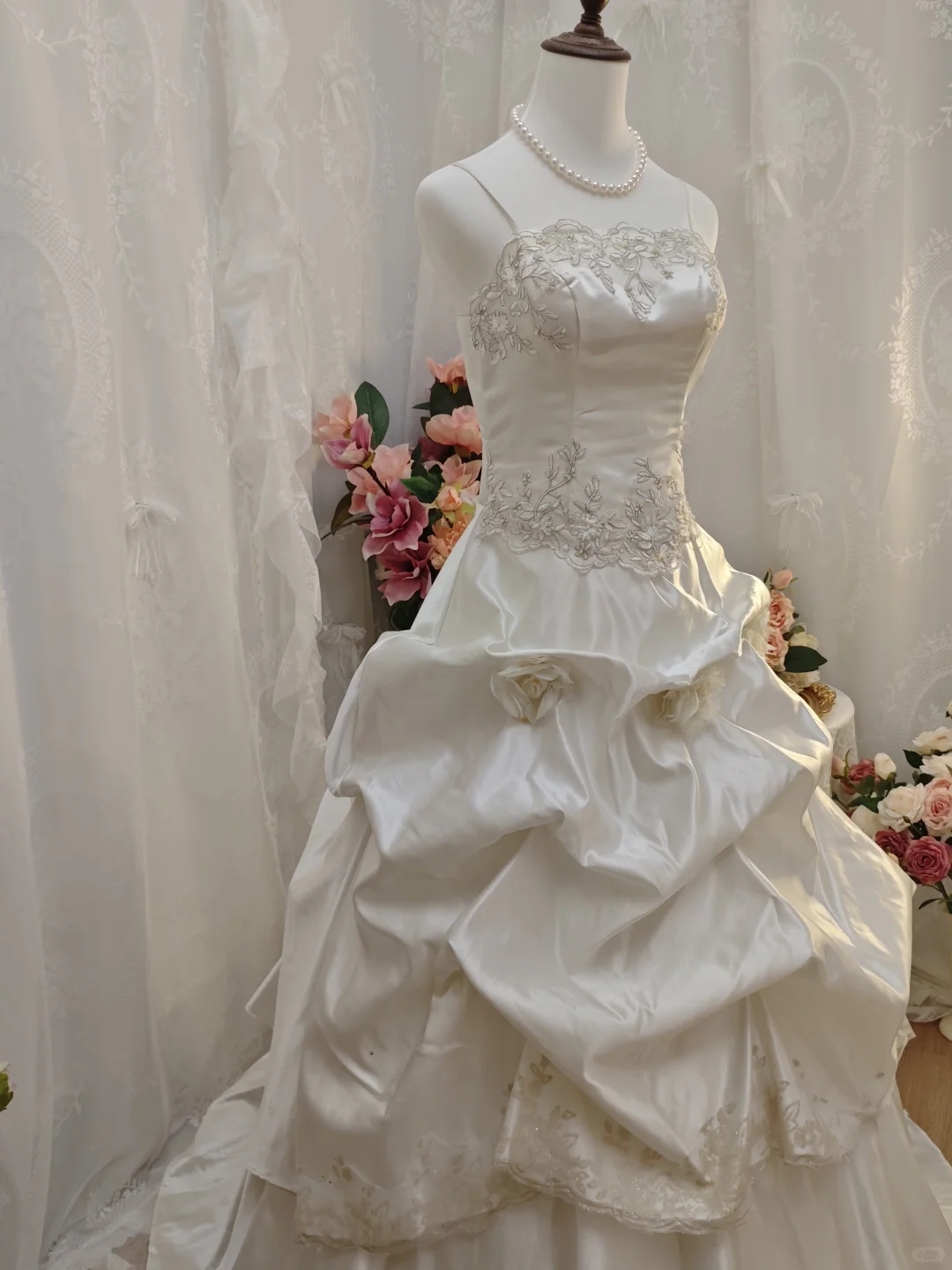 Elegant Ball Gown Spaghetti Straps White Lace Satin Pleated Long Party Dress Evening Dress SP2164