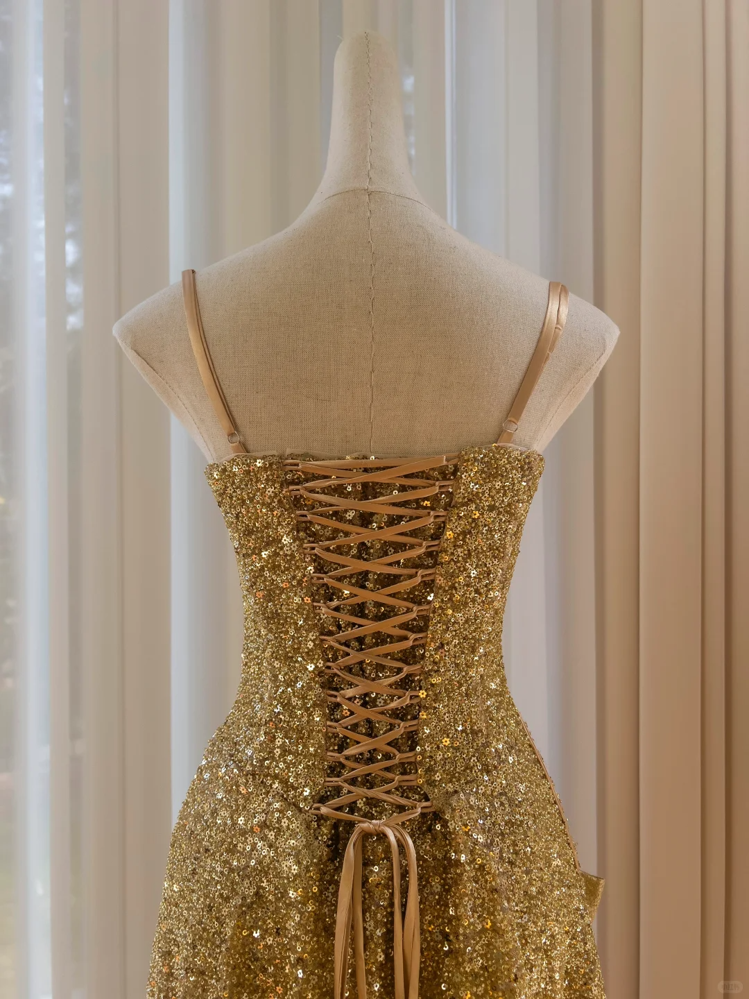 Glitter Gold Spaghetti Straps Sequins Beaded Cocktail Dress Short Graduation Homecoming Dress Y9050