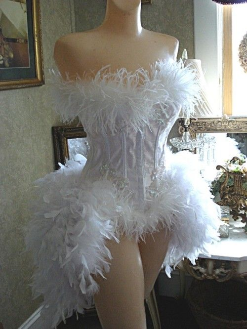 Gorgeous Strapless Satin Feathers Sheath Cocktail Dress White Mini Birthday Outfits Homecoming Dress Y9019