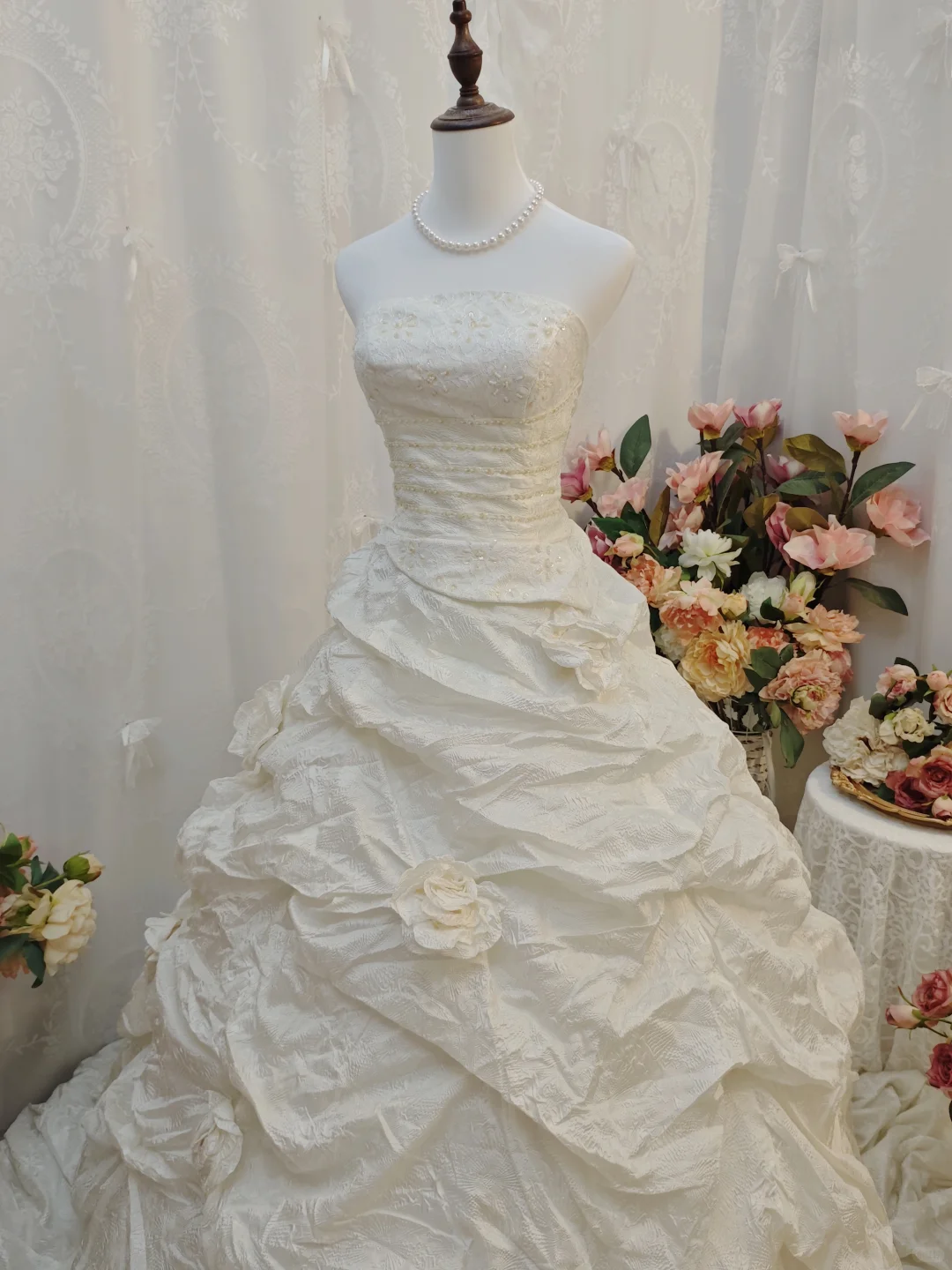 Glamorous Strapless White Lace Beaded Satin Pleated Long Wedding Dress Bridal Dresses With Floral SP2261